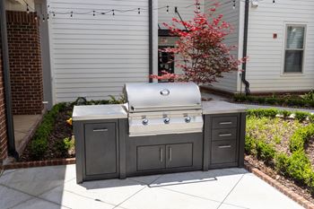 The Legacy at Walton Kennesaw Mountain beautiful courtyard with gas grills fountain